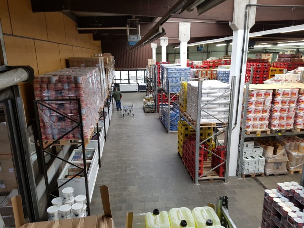 Regale mit Ware im Lager von Olympia Großhandel